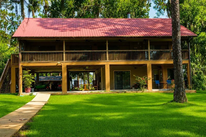 303 Riley Lake Dr, FL