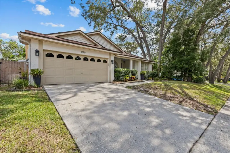1090 Rolling Oaks Ave, FL