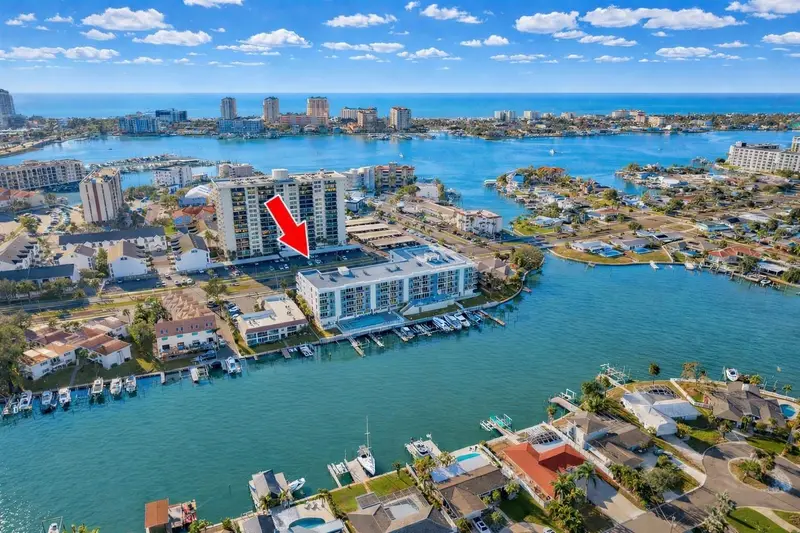 415 Island Way #402, FL