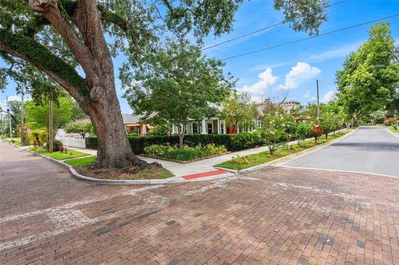 900 E Pine St, FL