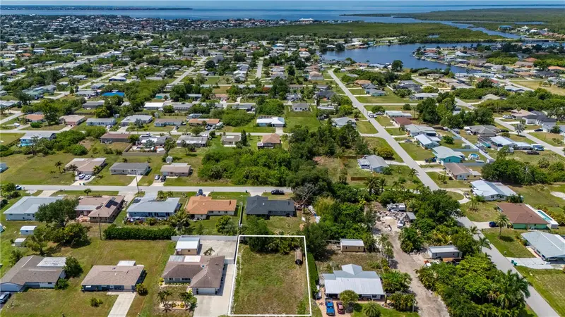 209 Cypress Ave Nw, FL