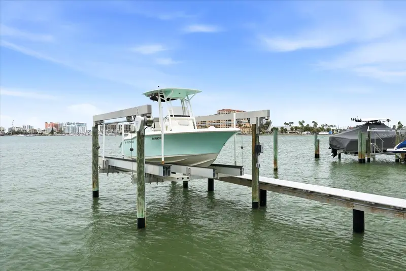 610 Island Way #201, FL