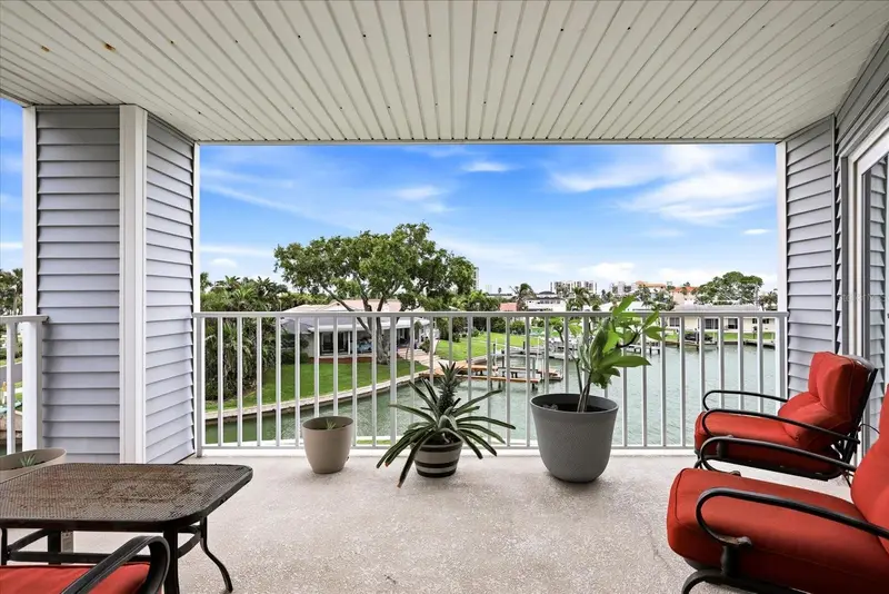 610 Island Way #201, FL