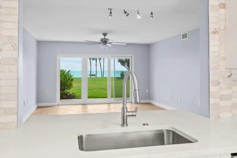 7530 Sunshine Skyway Ln S #T30, FL