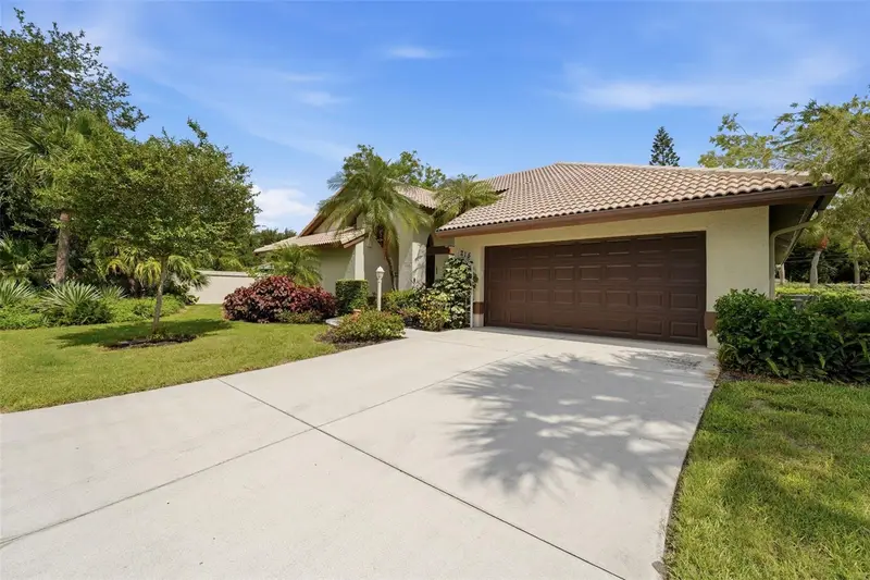 215 Carriage House Ln #215, FL