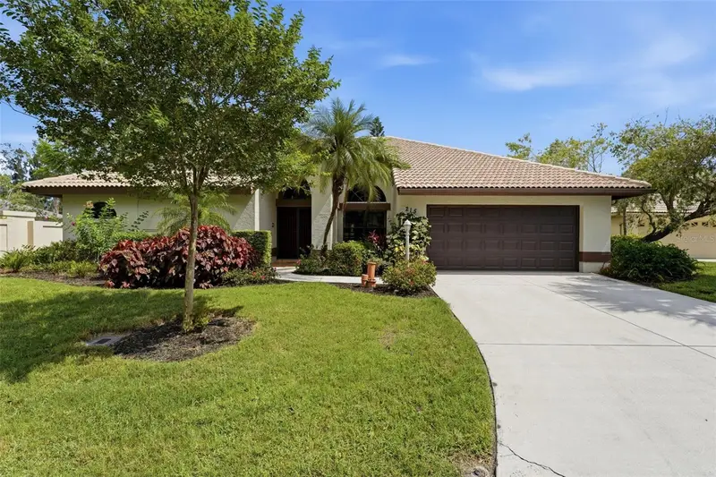 215 Carriage House Ln #215, FL