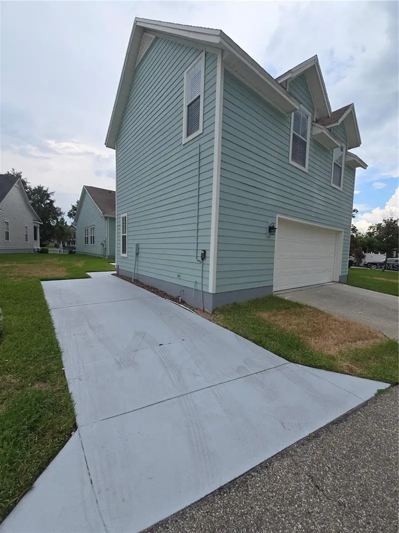 104 Eastpark Cres #B, FL