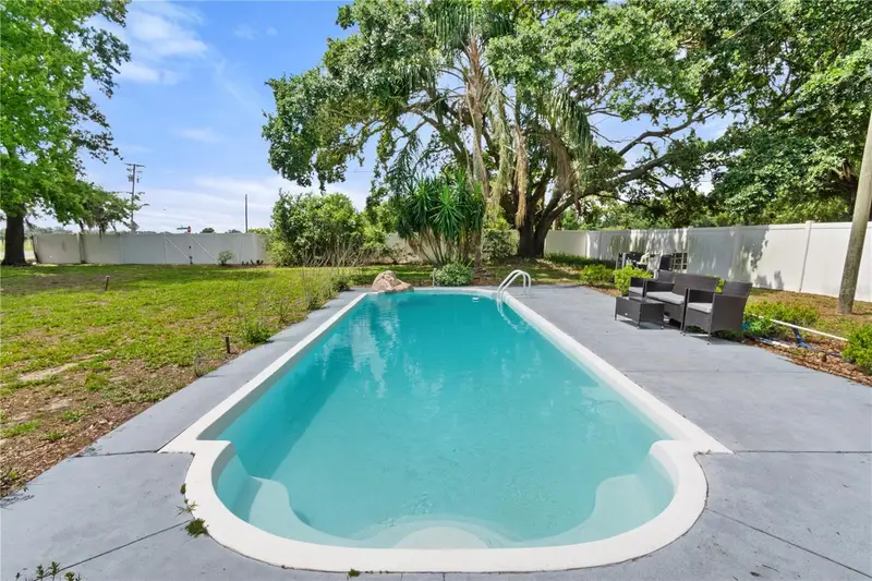 245 Alturas Rd, FL