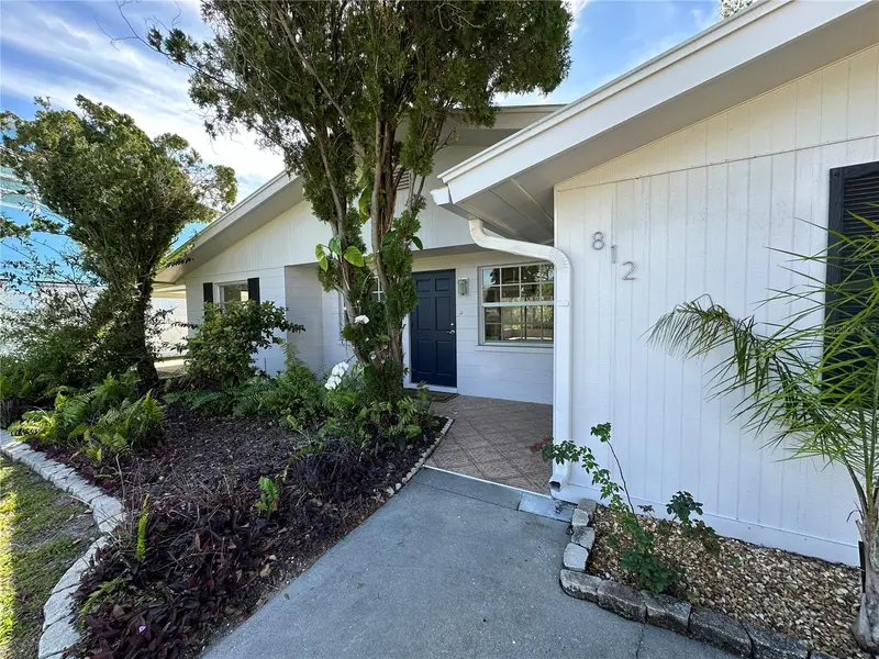 812 Bayview Dr, FL