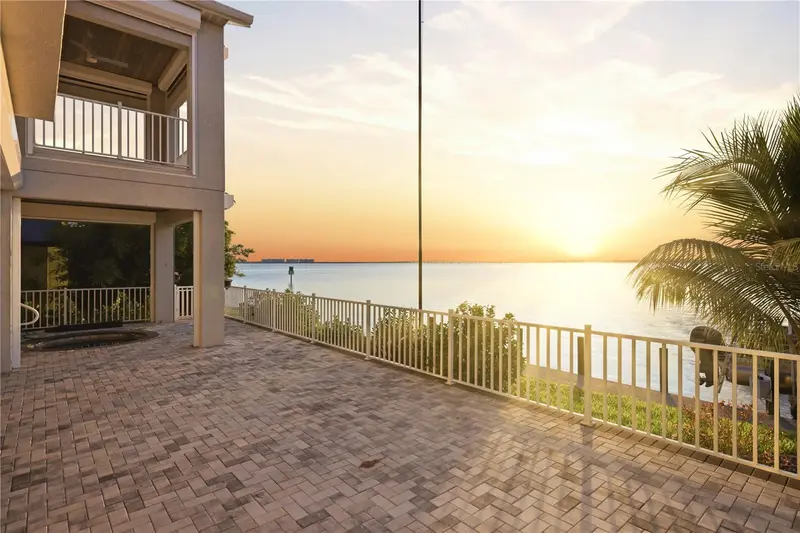 2139 Palm Tree Dr, FL
