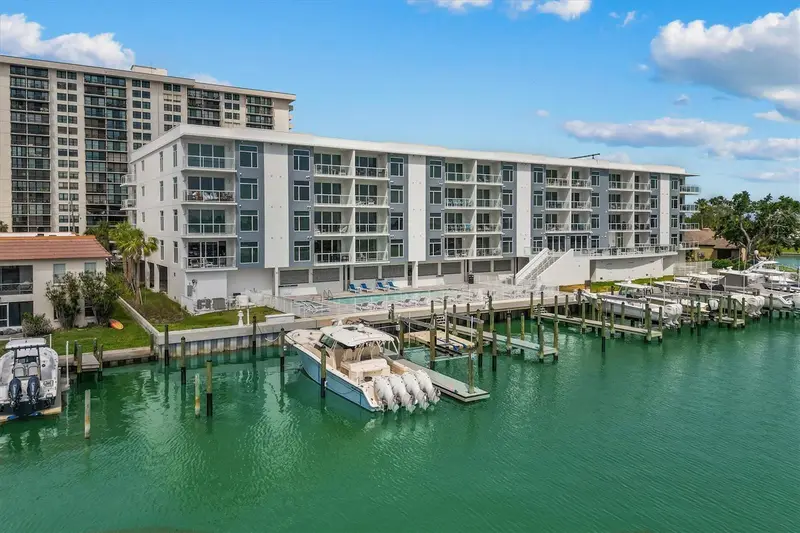 415 Island Way #311, FL