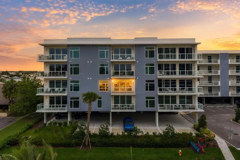 415 Island Way #311, FL