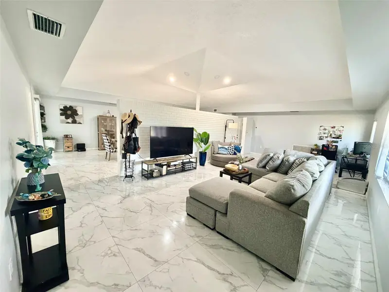 6004 Memorial Hwy, FL