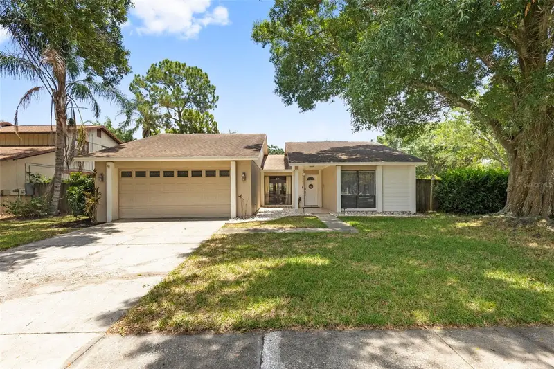 15701 Country Lake Dr, FL