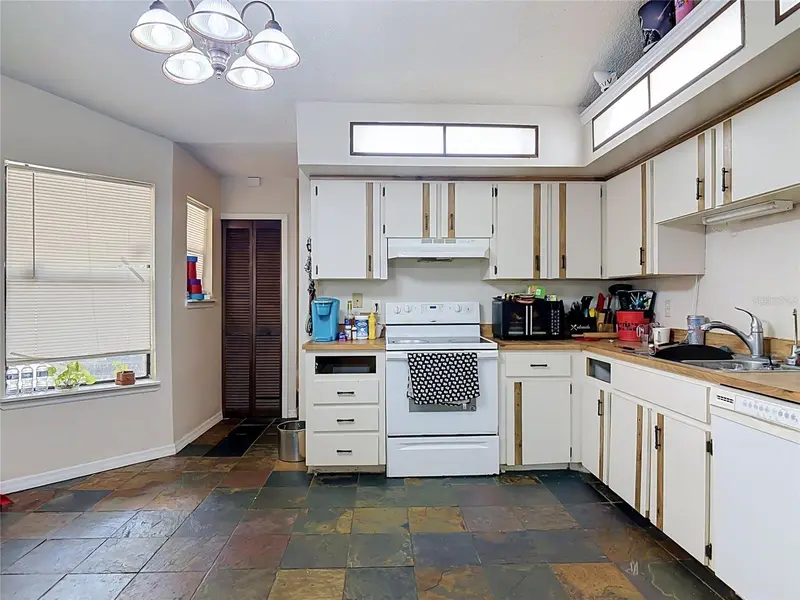 1072 Peak Cir, FL