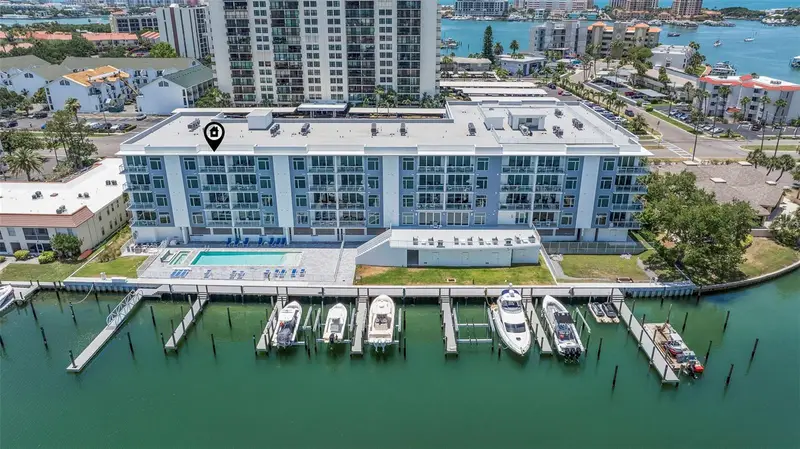 415 Island Way #502, FL