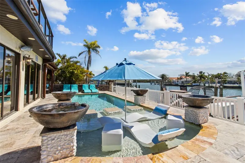 357 La Hacienda Dr, FL
