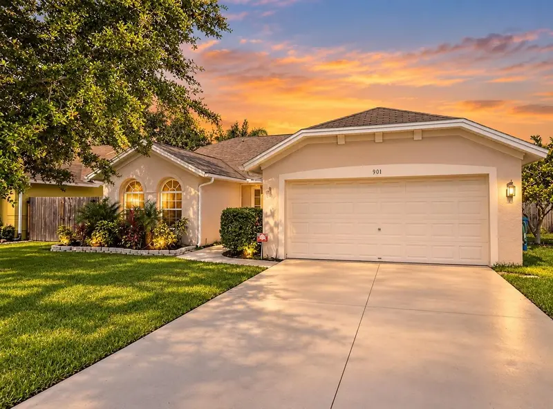 908 45th St E, FL