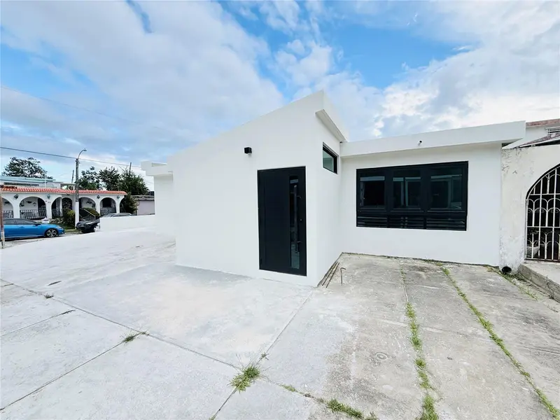 Triplex House Calle 5 D1 Ext. Buso, PR