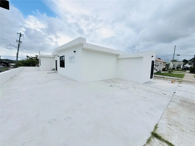Triplex House Calle 5 D1 Ext. Buso, PR