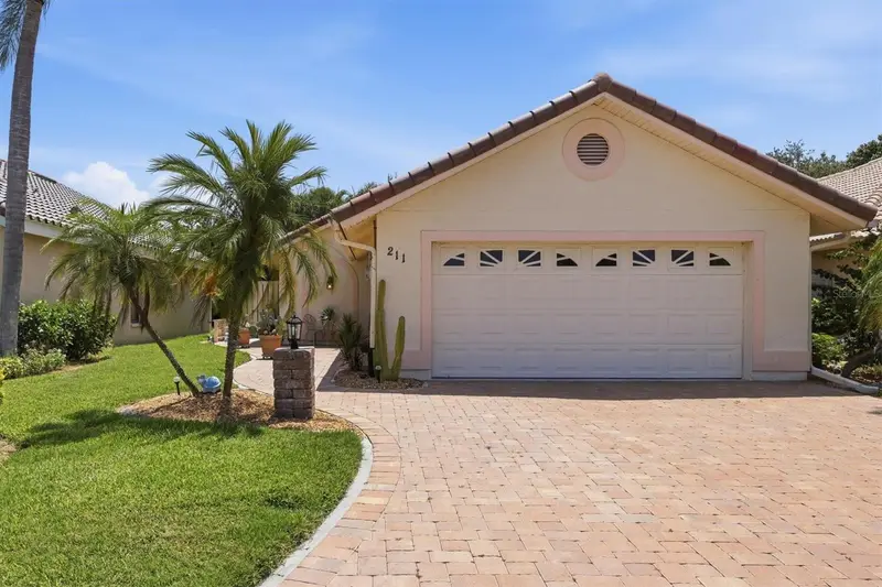 211 Carriage House Ln #211, FL