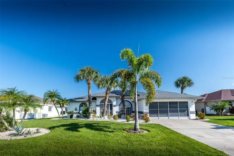 538 W Cashew, FL