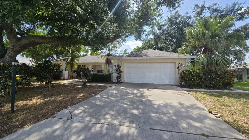 5697 Country Lakes Dr, FL
