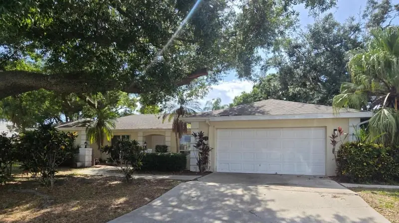 5697 Country Lakes Dr, FL