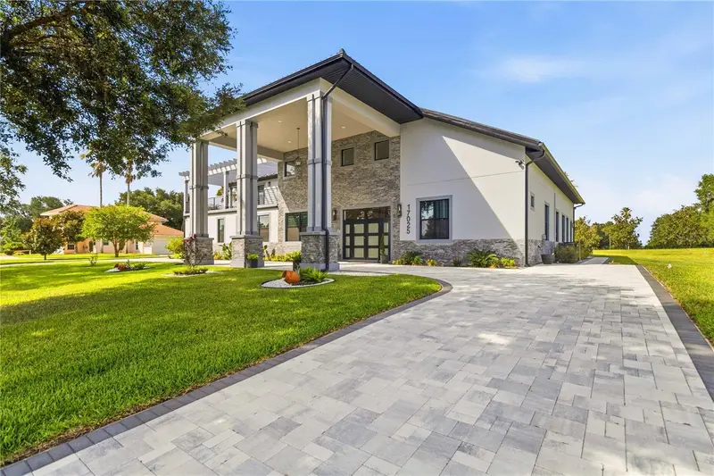 17025 Royal Palm Dr, FL