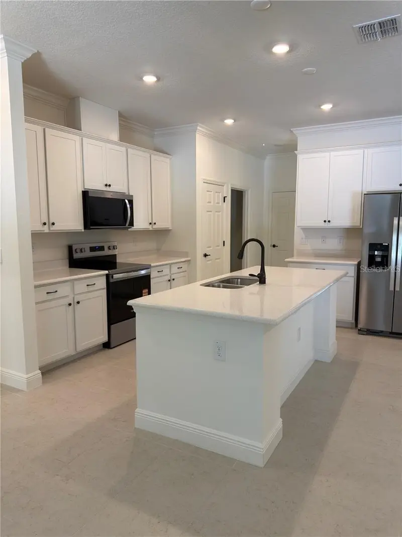 8925 N Golfview Dr, FL