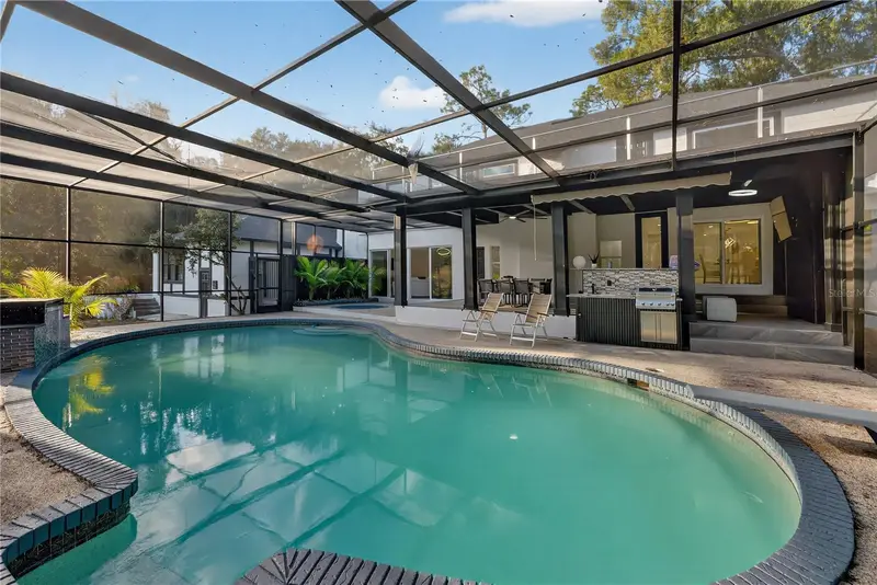305 Sweetwater Club Cir, FL