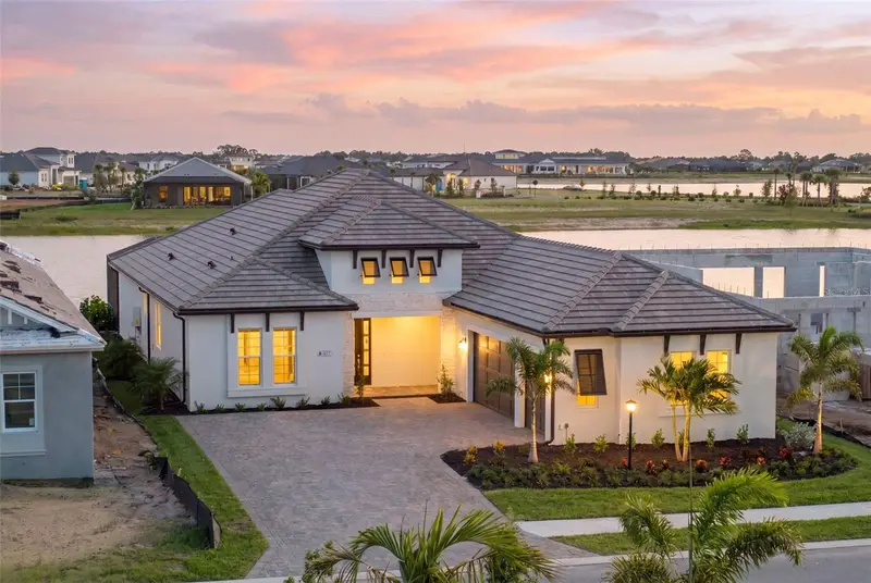 832 Blue Shell Loop, FL