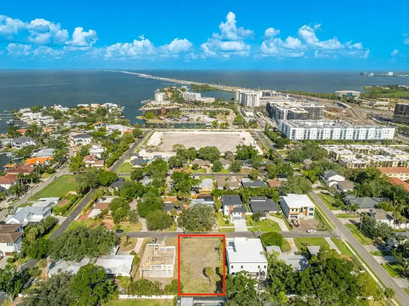 208 S Treasure Dr, FL