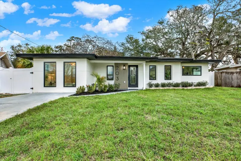 203 Driftwood Dr W, FL
