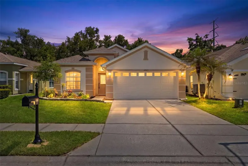 2913 Banyan Hill Ln, FL
