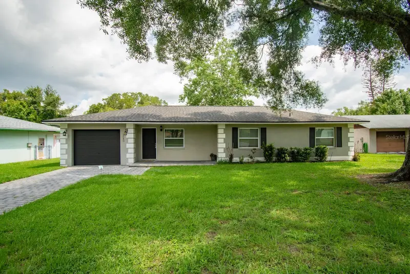 2040 Woodbriar Loop S, FL