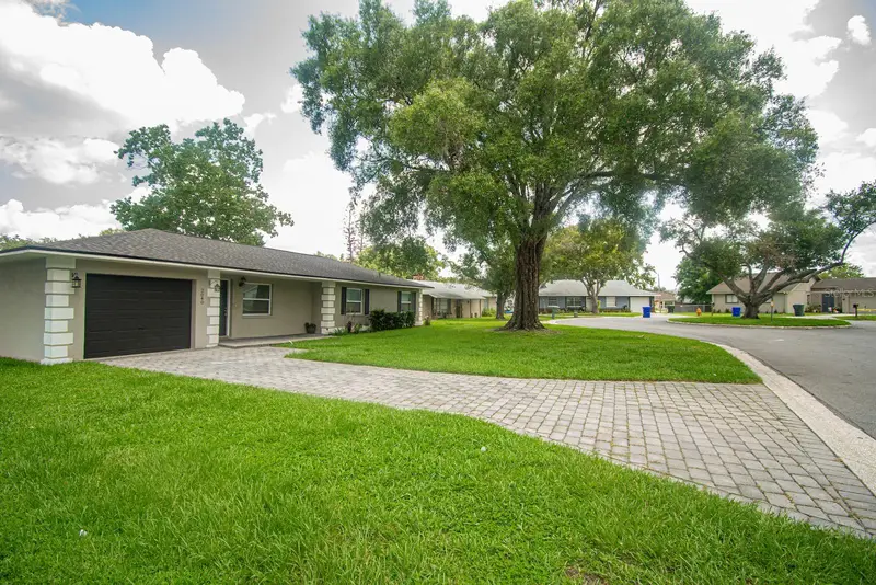 2040 Woodbriar Loop S, FL