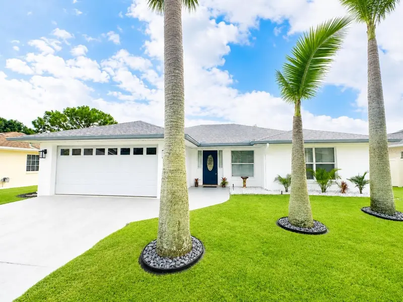 223 Ne Golf Club Dr, FL