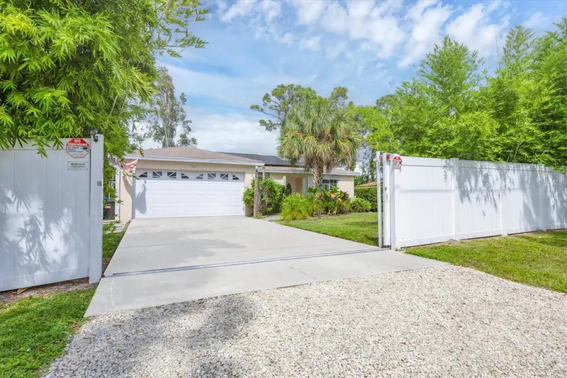 2445 Apache St, FL