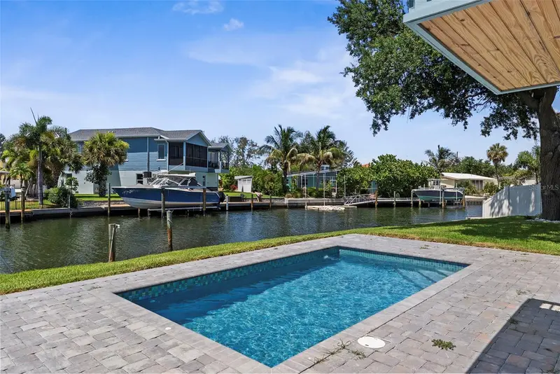 10016 Kingfisher Rd E, FL