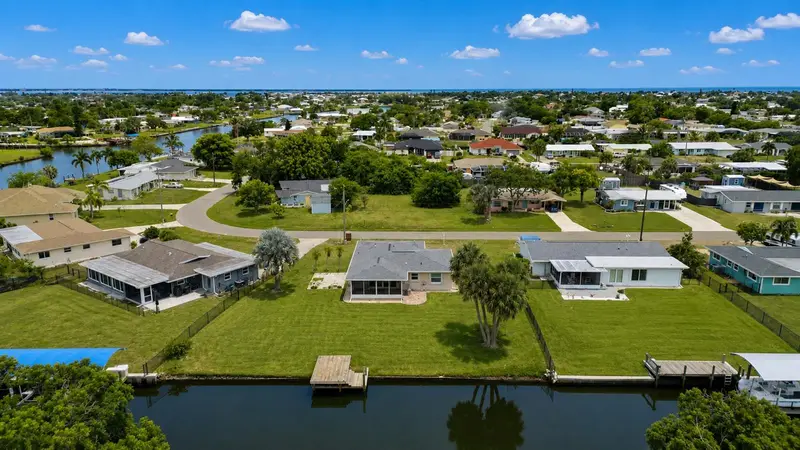 132 Concord Dr Ne, FL