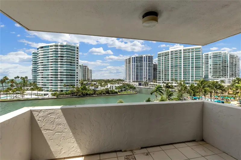 101 Sunset Dr #Ph1, FL