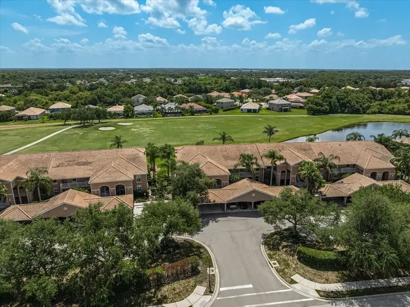 915 Fairwaycove Ln #201, FL