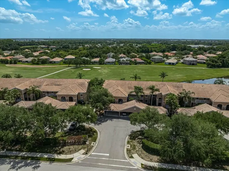 915 Fairwaycove Ln #201, FL