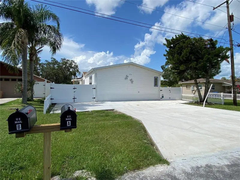8726 Mayflower Rd, FL