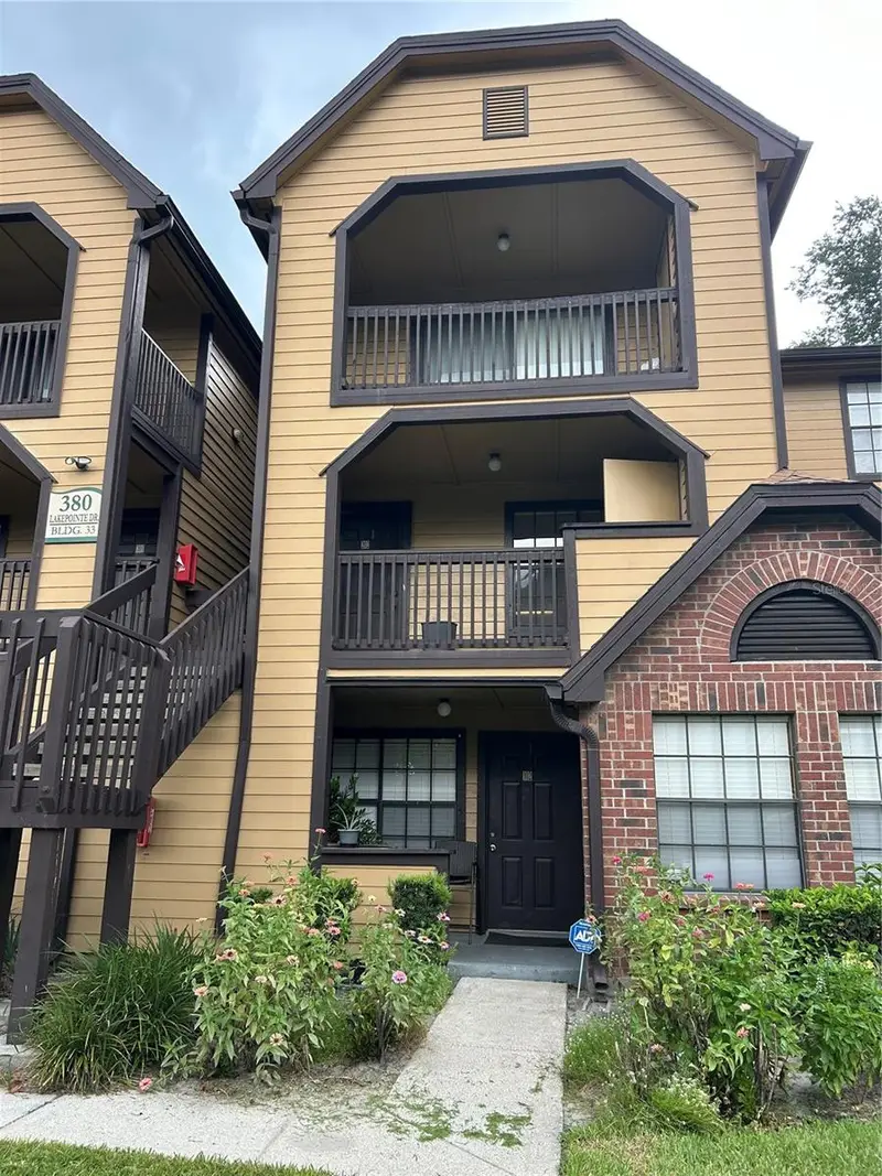 380 Lakepointe Dr #202, FL