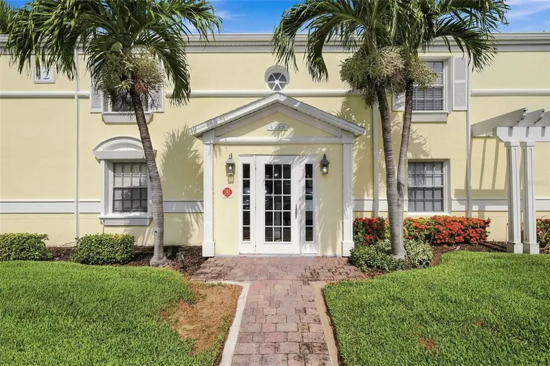 4725 Coquina Key Dr Se #D, FL