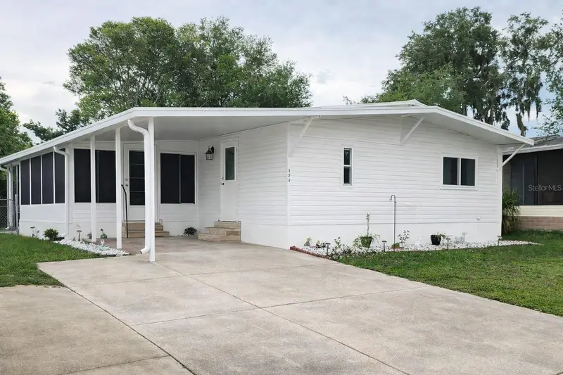 121 Pine Tree Dr, FL