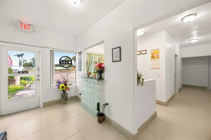 2081 Tamiami Trl, FL