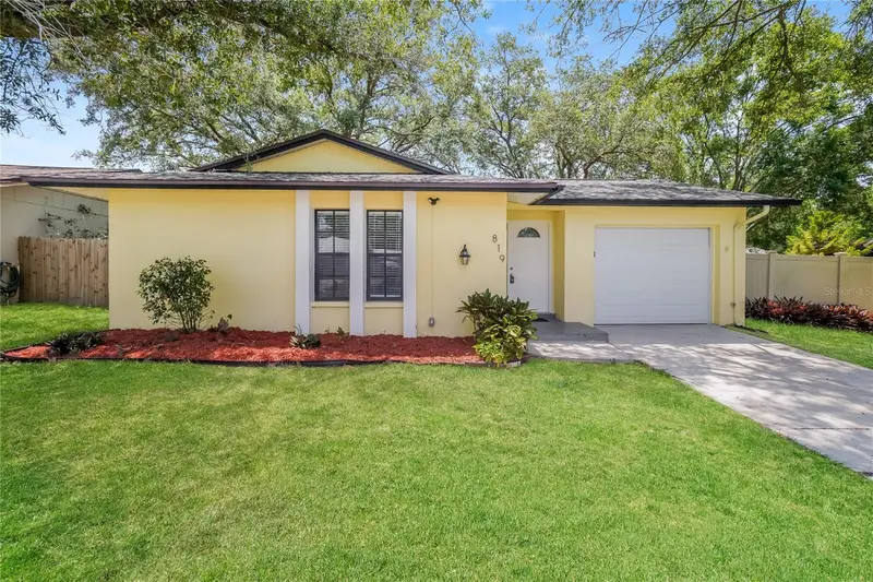 819 Greenfield Dr, FL